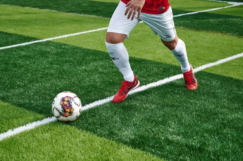 Khi nào nên chuyền, khi nào nên giữ bóng?